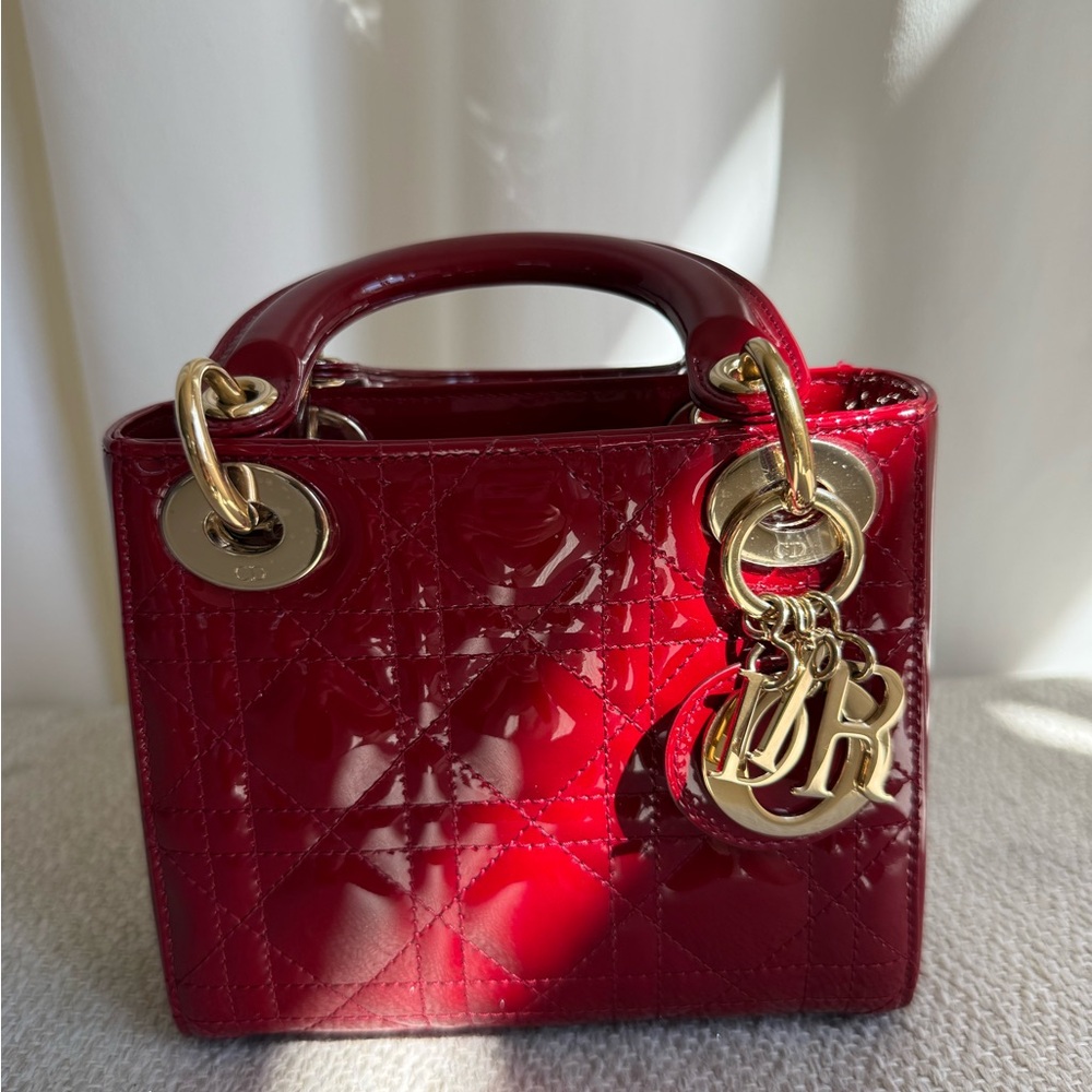 Christian Dior
Patent Leather Lady Dior Mini 4️⃣5️⃣0️⃣0️⃣